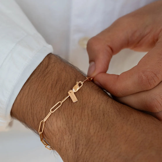 Wrist of men with ANNA Bracelet Chelsea in 18 KT Rose Gold