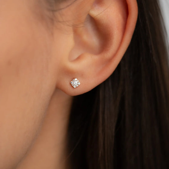 Ear Stud GRACIE from ANNA In 18 KT rose gold with white diamonds worn from woman close up