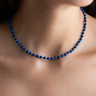 short necklace Elliot with lapis lazuli gemstone pearls and 18 KT rose gold closure worn on woman