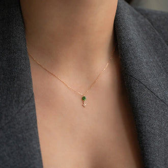 ANNA Necklace gianna in 18 kt rose gold with green gemstone worn around neck