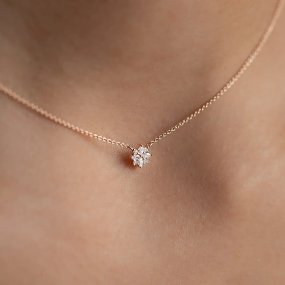 close up of ANNA necklace Isabelle in 18 kt rose gold with white diamond pendant worn