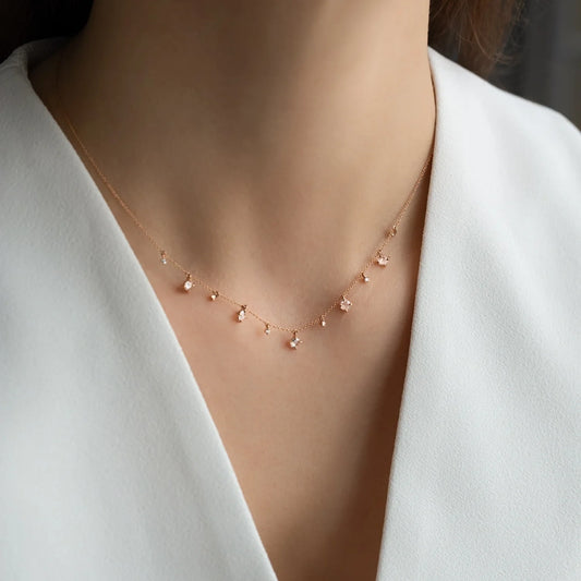 Cleavage with ANNA Necklace LEONA in 18 KT rose gold with white diamonds