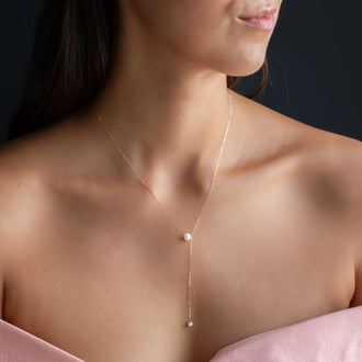 long necklace sadie in y-form with two 6mm akoya pearls in 18 kt rose gold worn on around womans neck