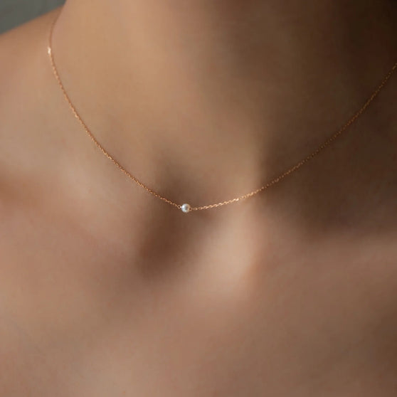 Necklace SEA MINI in Rose gold with little white pearl worn on woman