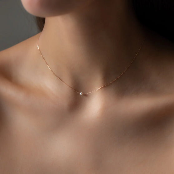 Necklace SEA MINI in Rose gold with little white pearl on womans neck