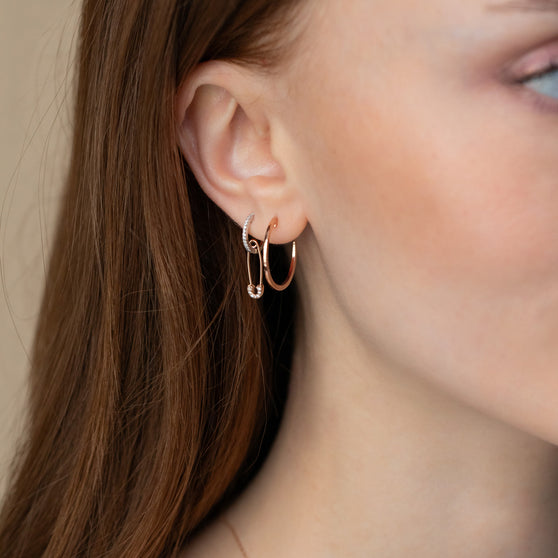 Earring Mara 20mm in rose gold worn on ear of woman