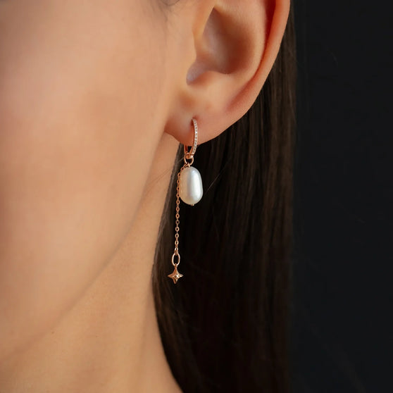 Pendant HANA in 18 KT rose gold with big oval pearl worn on diamond hoop earring