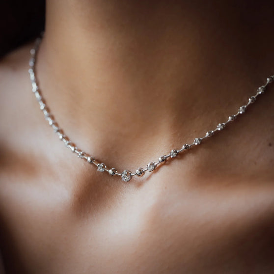 necklace in whitegold with diamonds on woman