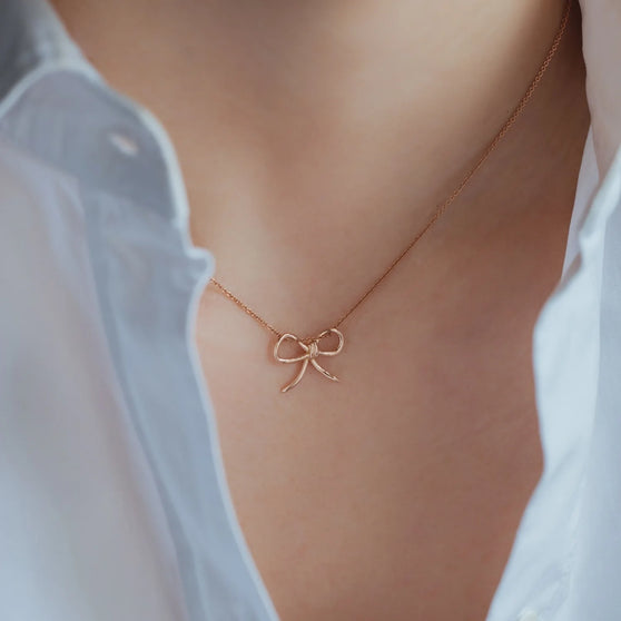 necklace Daisy in rose gold worn on womans neck
