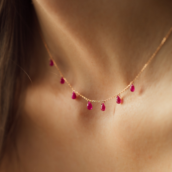 Rosé Goldene Halskette mit sieben Rubin Edelsteinen