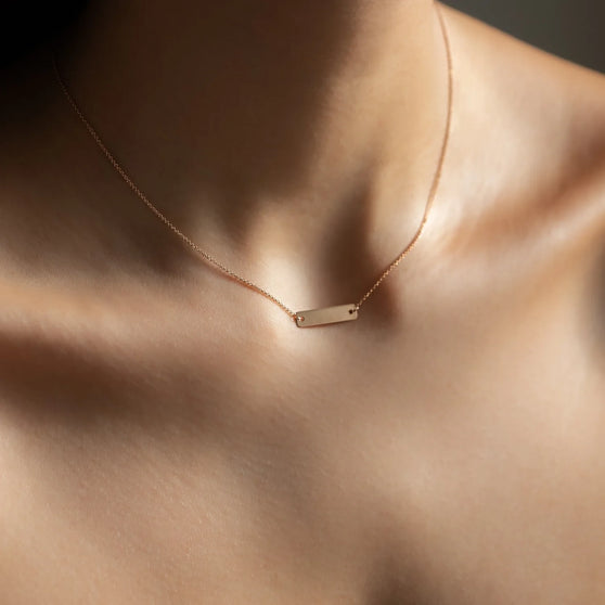 Necklace EMPTY 20x5mm in rose gold worn on womans neck