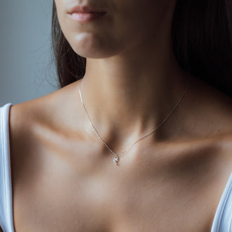 woman with rosegold necklace and white diamonds