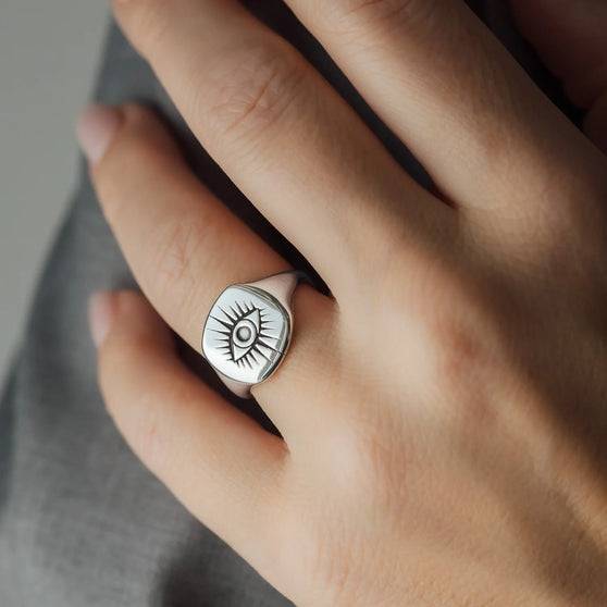 Detail of Ring Eagle Eye in sterling silver on woman's hand