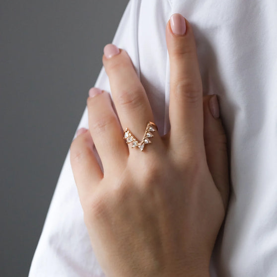 Hand with Ring Iconic in rose gold with white diamonds
