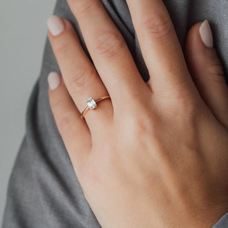 Freisteller Ring in Roségold mit weißem Diamanten an Hand 