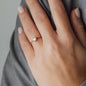 Freisteller Ring in Roségold mit weißem Diamanten an Hand 